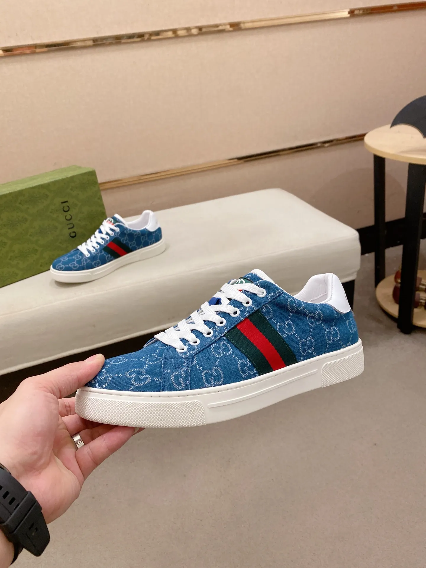 Factory price: 460💰 (GUCCI) The latest model from the official website 🎁🎁Casual and fashionable men's shoes👟, hot style 💥The version is simple and elegant, exclusive for trendy men. Unique official website latest brand elements 👑Gucci original decoration, fashionable and generous, the fabric is original cowhide ✅sheepskin lining, the official website specifies wear-resistant casual outsole, the classic model is taken in kind at the counter🎬38-44 (45 is not returned or exchanged)